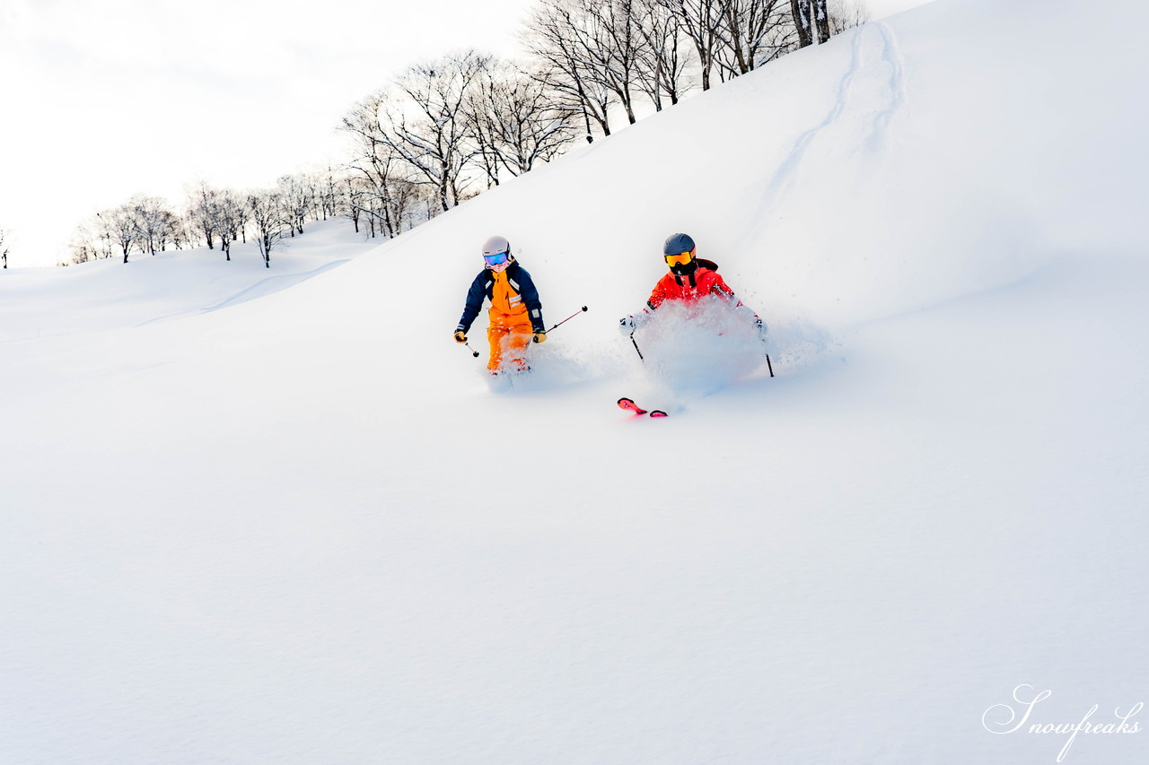 朝里川温泉スキー場　祝・積雪200cm到達。ふわふわのパウダースノーが降り積もったゲレンデを舞台に、女性スキーヤーチーム『TeamKP』成澤栞さんと秋山穂香さんが美しい滑りを披露！